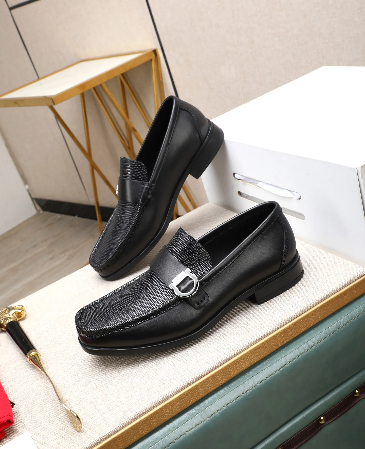 Men's clothing and shoes 💰700📛📛High-end goods! Salvatore Ferragamo is the world's top luxury footwear brand. It comes from Italy, the kingdom of fashion. It is famous all over the world for its traditional handmade design and novel styles... 🚶🏻🚶🏻 Top-quality suit shoes are sold simultaneously at the counter. This style is purely handmade. The fabric is imported Italian calfskin➕soft water-dyed cowhide lining. Specially available with original deep rubber outsole🌀🌀Size: 38➖44